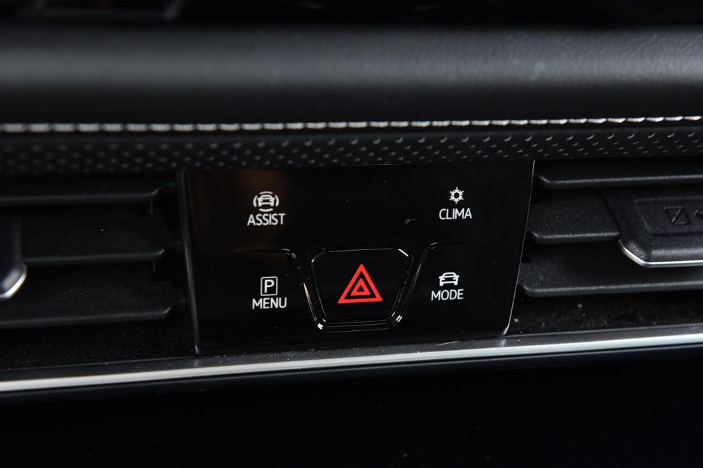 Volkswagen Atlas Cross Sport Vehicle Full-screen Gallery Image 15