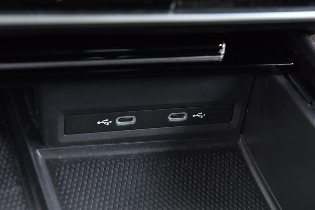 Volkswagen Atlas Cross Sport Vehicle Full-screen Gallery Image 16