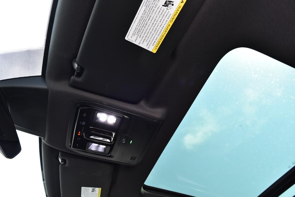 Volkswagen Atlas Cross Sport Vehicle Full-screen Gallery Image 21