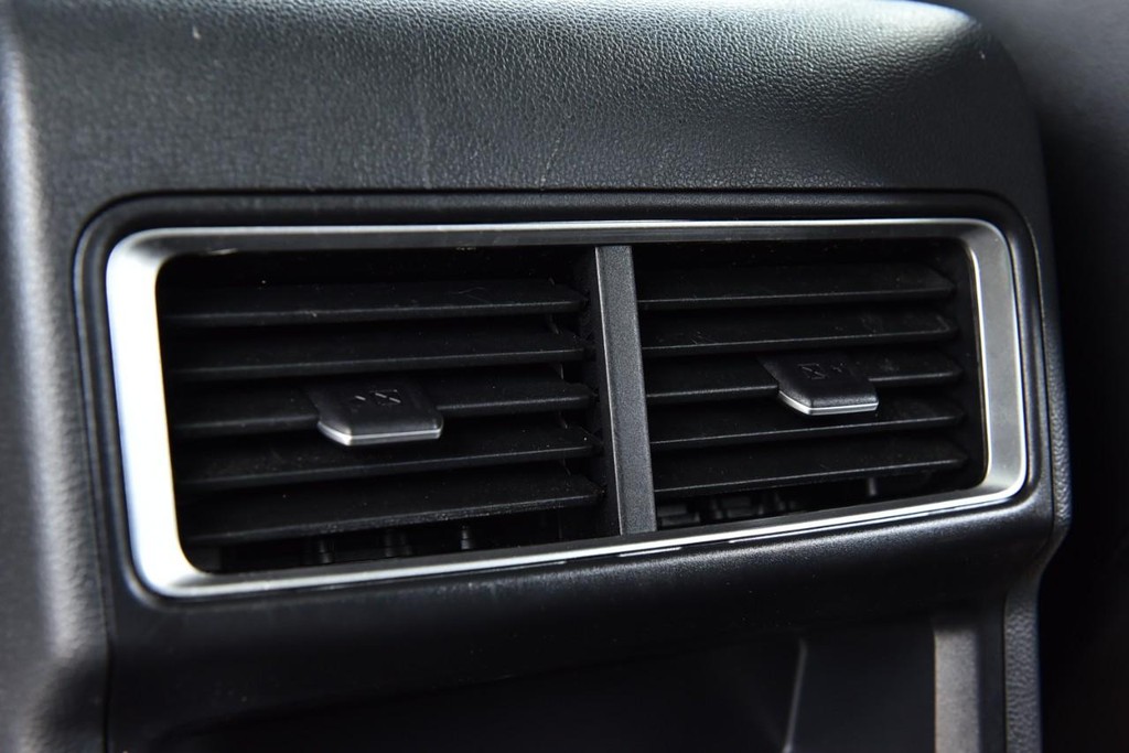 Volkswagen Atlas Cross Sport Vehicle Full-screen Gallery Image 23