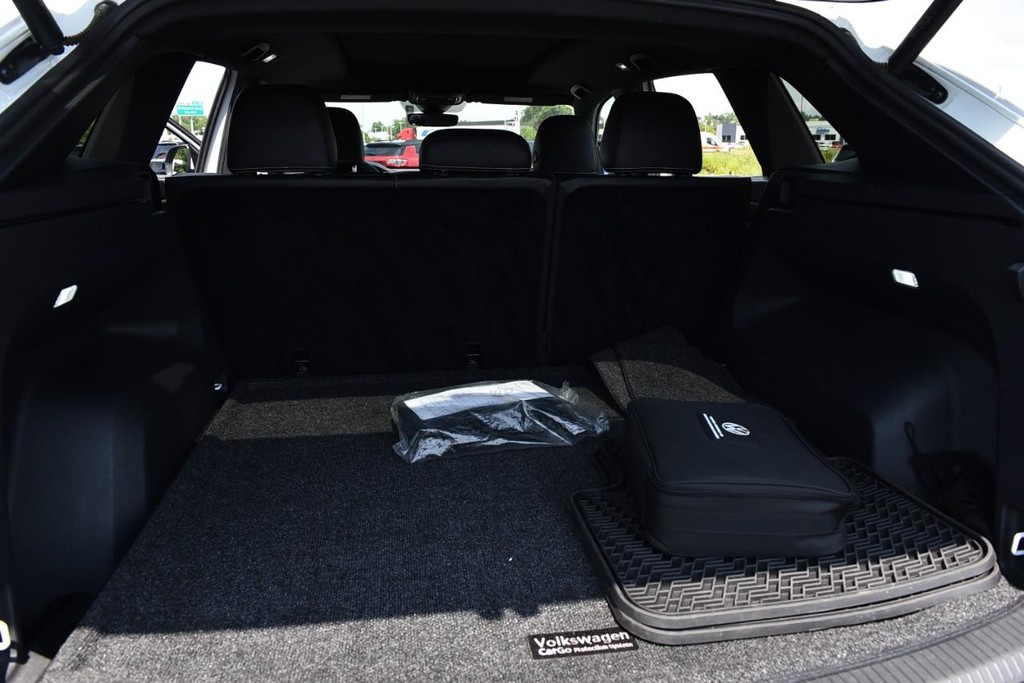 Volkswagen Atlas Cross Sport Vehicle Full-screen Gallery Image 25