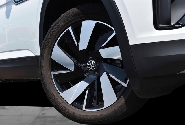 Volkswagen Atlas Cross Sport Vehicle Image 03