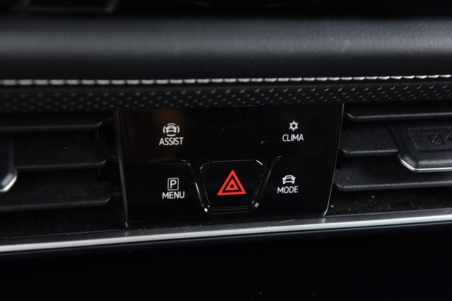Volkswagen Atlas Cross Sport Vehicle Image 15