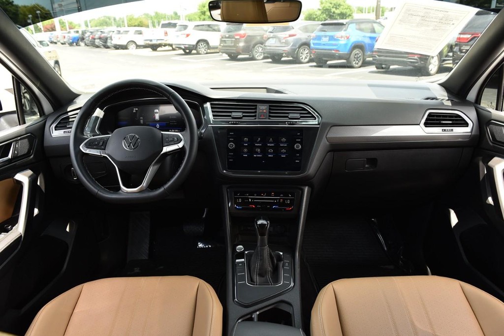 Volkswagen Tiguan Vehicle Full-screen Gallery Image 7