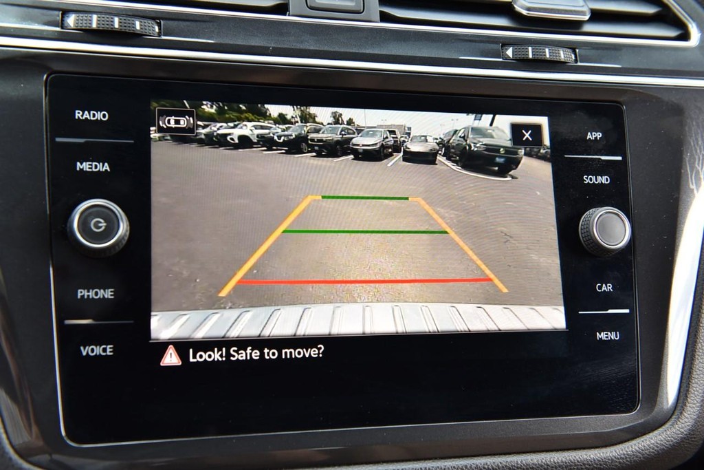 Volkswagen Tiguan Vehicle Full-screen Gallery Image 12