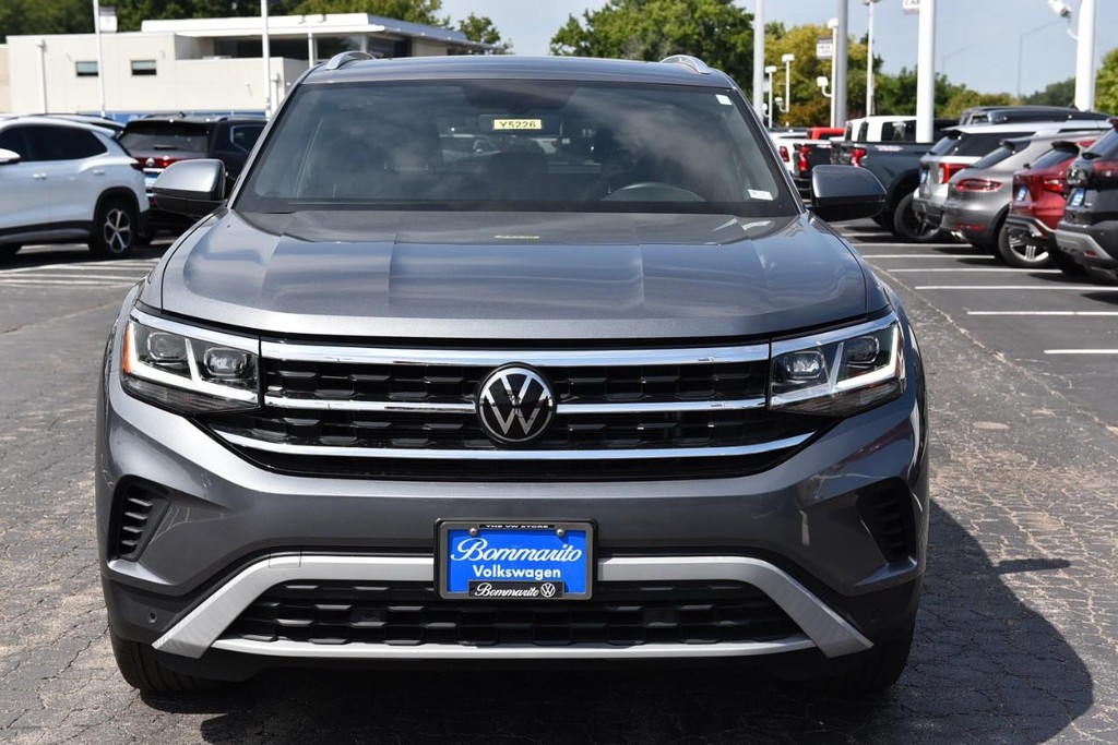 Volkswagen Atlas Cross Sport Vehicle Full-screen Gallery Image 4