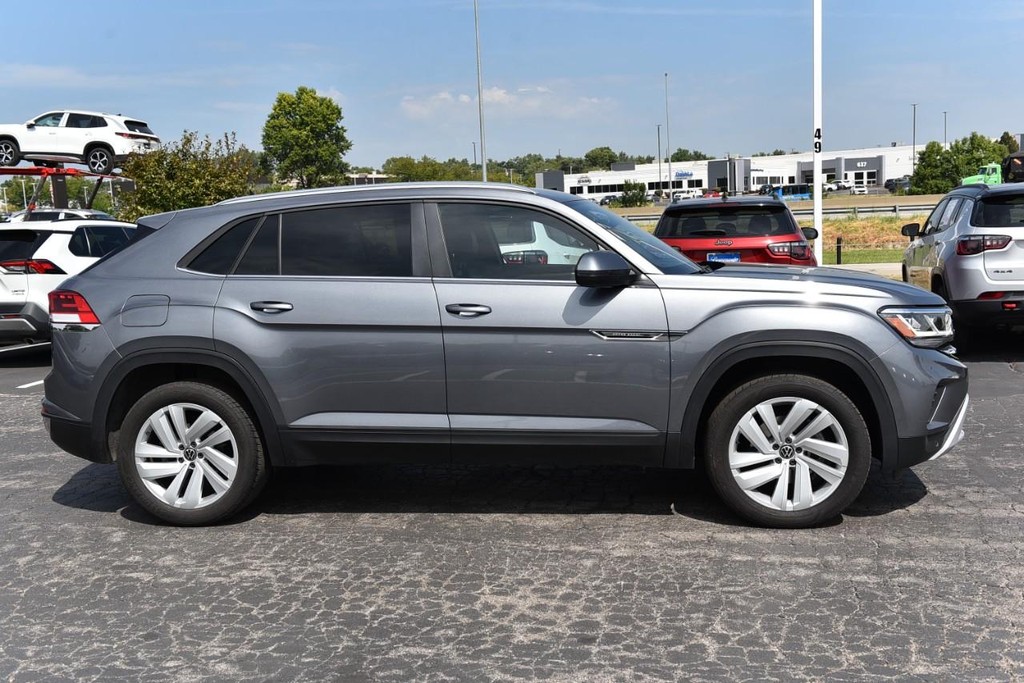 Volkswagen Atlas Cross Sport Vehicle Full-screen Gallery Image 5