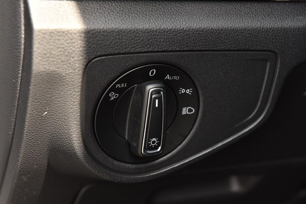 Volkswagen Atlas Cross Sport Vehicle Full-screen Gallery Image 11