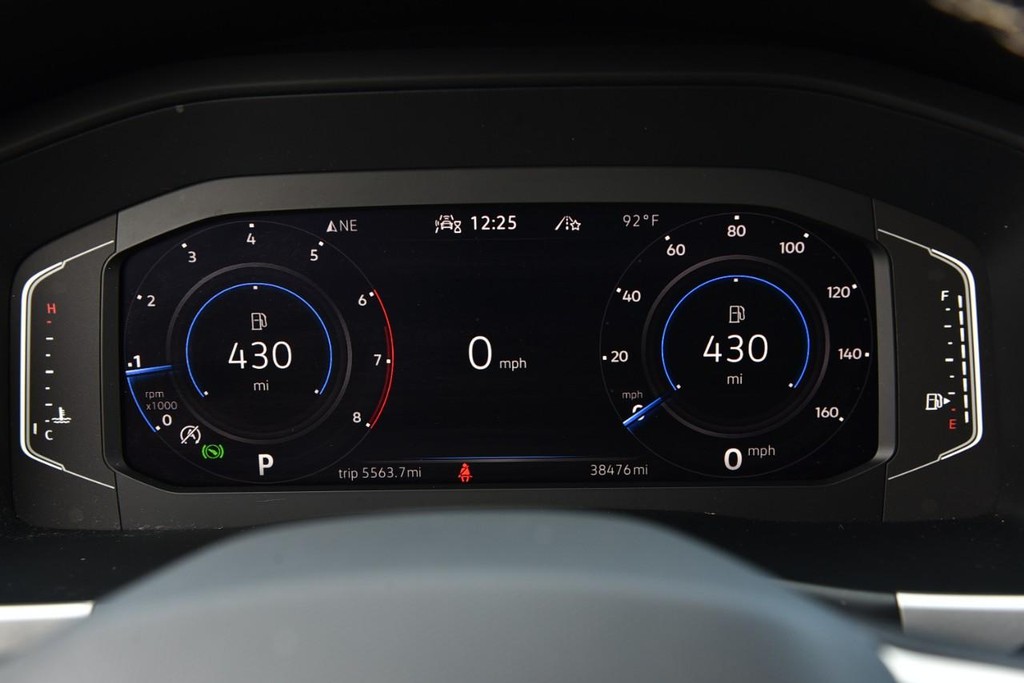 Volkswagen Atlas Cross Sport Vehicle Full-screen Gallery Image 12