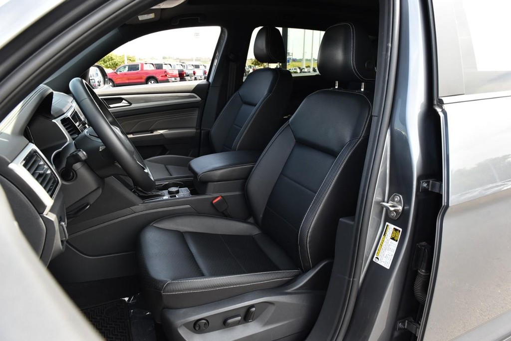 Volkswagen Atlas Cross Sport Vehicle Full-screen Gallery Image 19