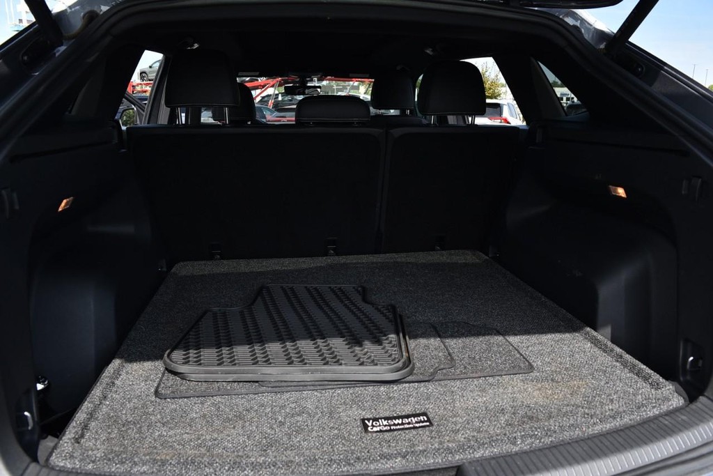 Volkswagen Atlas Cross Sport Vehicle Full-screen Gallery Image 25
