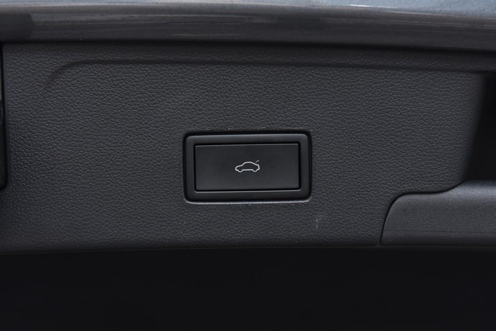 Volkswagen Atlas Cross Sport Vehicle Full-screen Gallery Image 26
