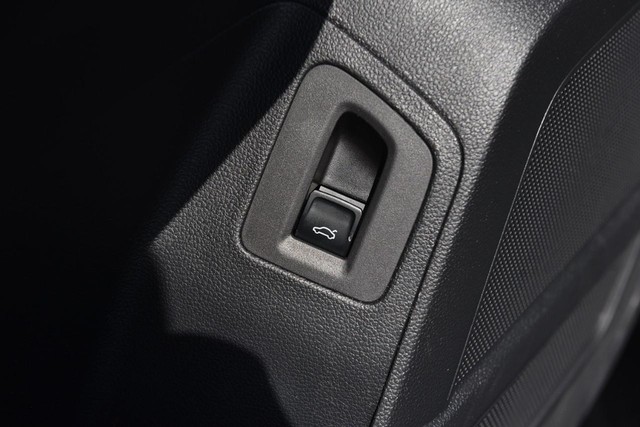 Volkswagen Atlas Cross Sport Vehicle Image 09