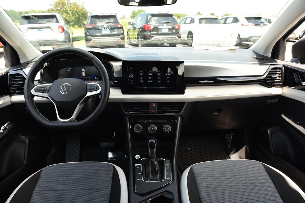 Volkswagen Taos Vehicle Full-screen Gallery Image 7