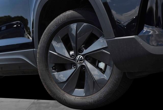 Volkswagen Taos Vehicle Image 03