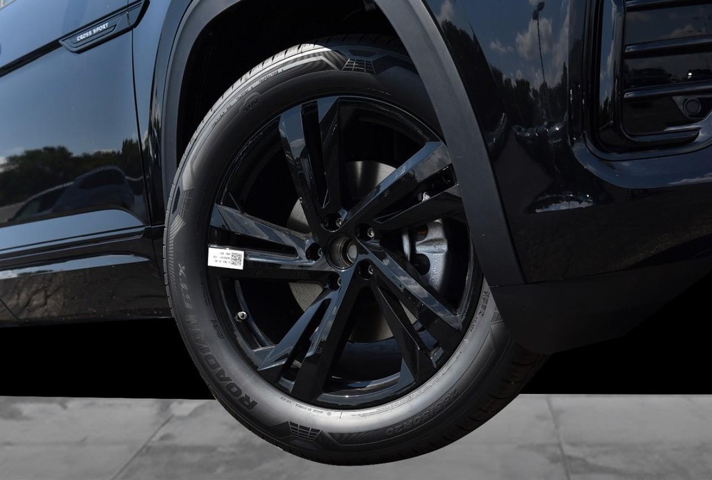 Volkswagen Atlas Cross Sport Vehicle Full-screen Gallery Image 3