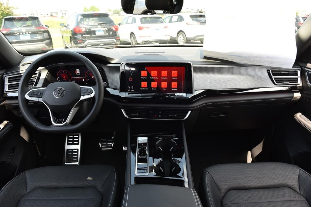 Volkswagen Atlas Cross Sport Vehicle Full-screen Gallery Image 7