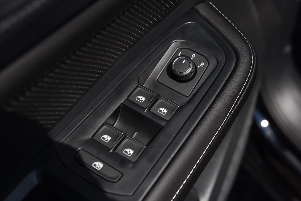 Volkswagen Atlas Cross Sport Vehicle Full-screen Gallery Image 8