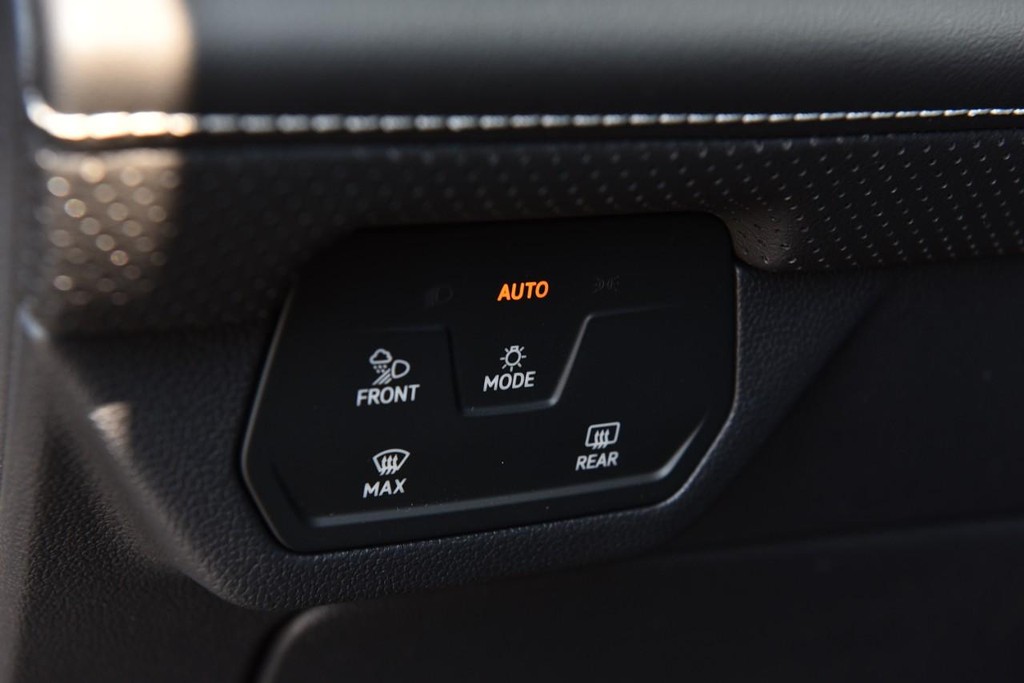 Volkswagen Atlas Cross Sport Vehicle Full-screen Gallery Image 11