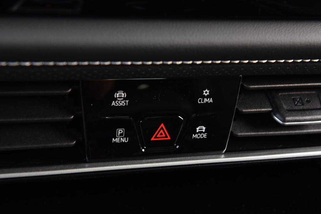 Volkswagen Atlas Cross Sport Vehicle Full-screen Gallery Image 15