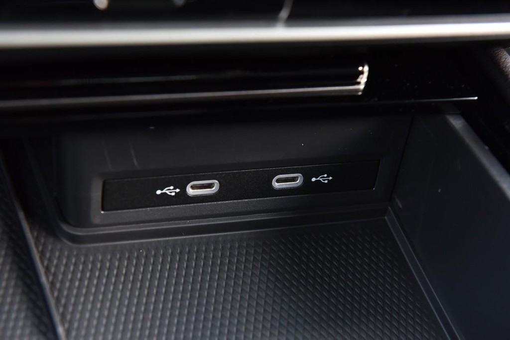 Volkswagen Atlas Cross Sport Vehicle Full-screen Gallery Image 16