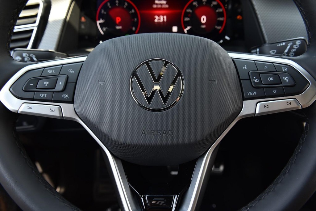 Volkswagen Atlas Cross Sport Vehicle Full-screen Gallery Image 18