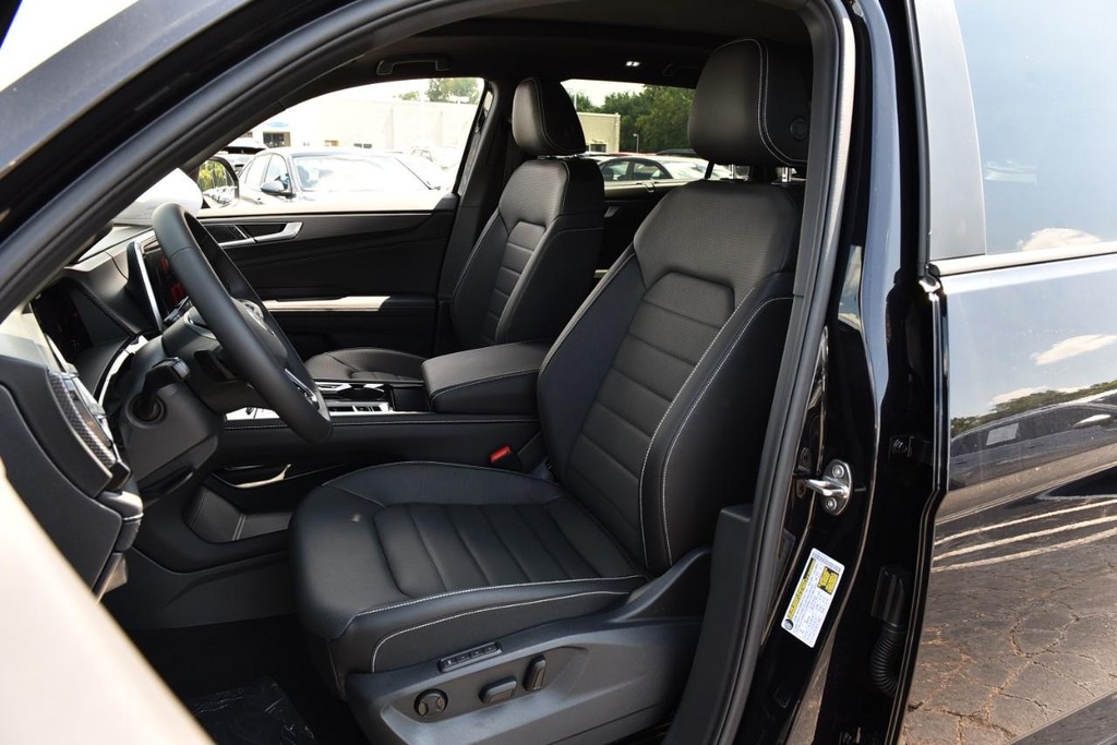 Volkswagen Atlas Cross Sport Vehicle Full-screen Gallery Image 19