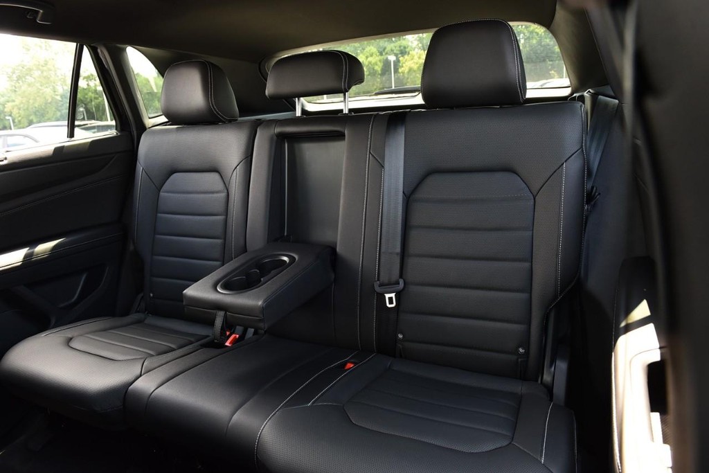 Volkswagen Atlas Cross Sport Vehicle Full-screen Gallery Image 22