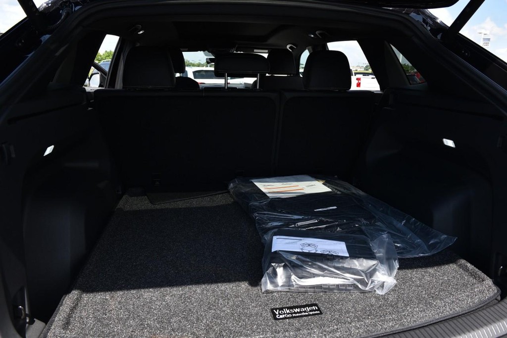 Volkswagen Atlas Cross Sport Vehicle Full-screen Gallery Image 25