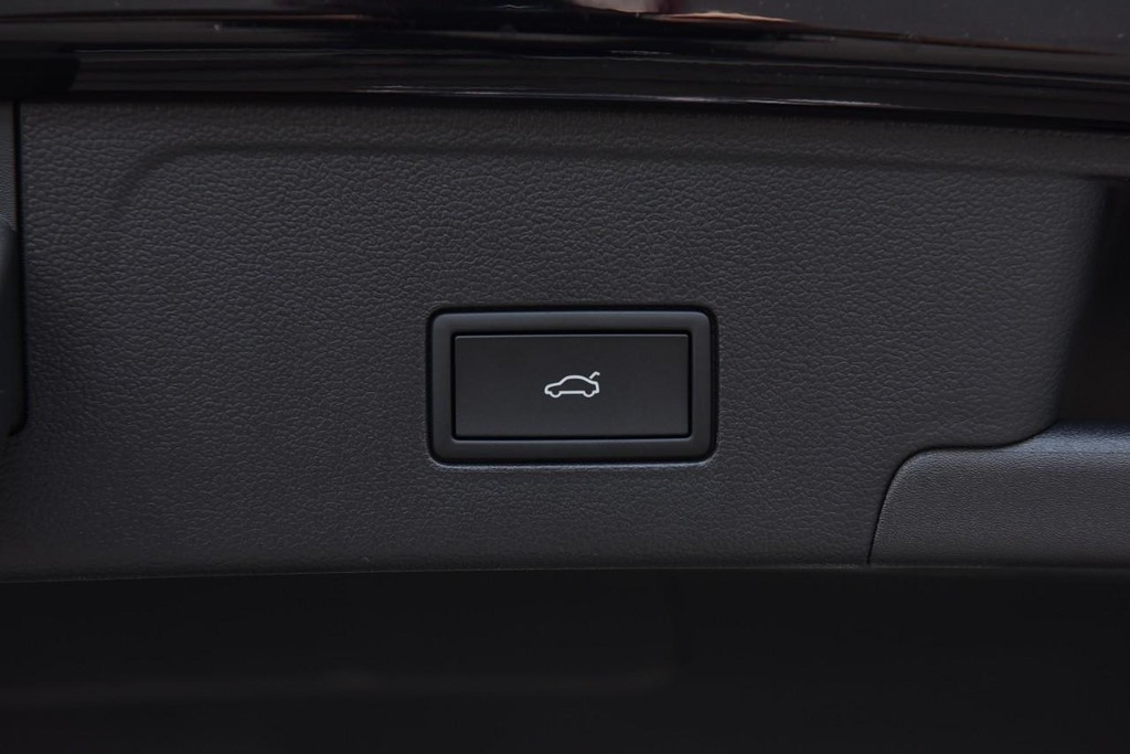 Volkswagen Atlas Cross Sport Vehicle Full-screen Gallery Image 26