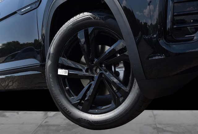 Volkswagen Atlas Cross Sport Vehicle Image 03