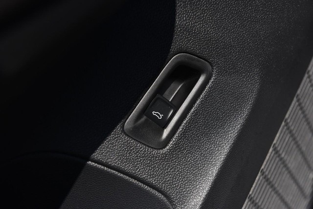 Volkswagen Atlas Cross Sport Vehicle Image 09