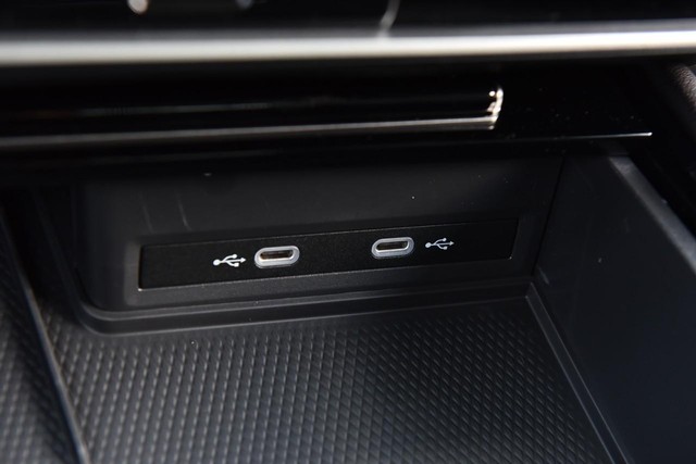 Volkswagen Atlas Cross Sport Vehicle Image 16