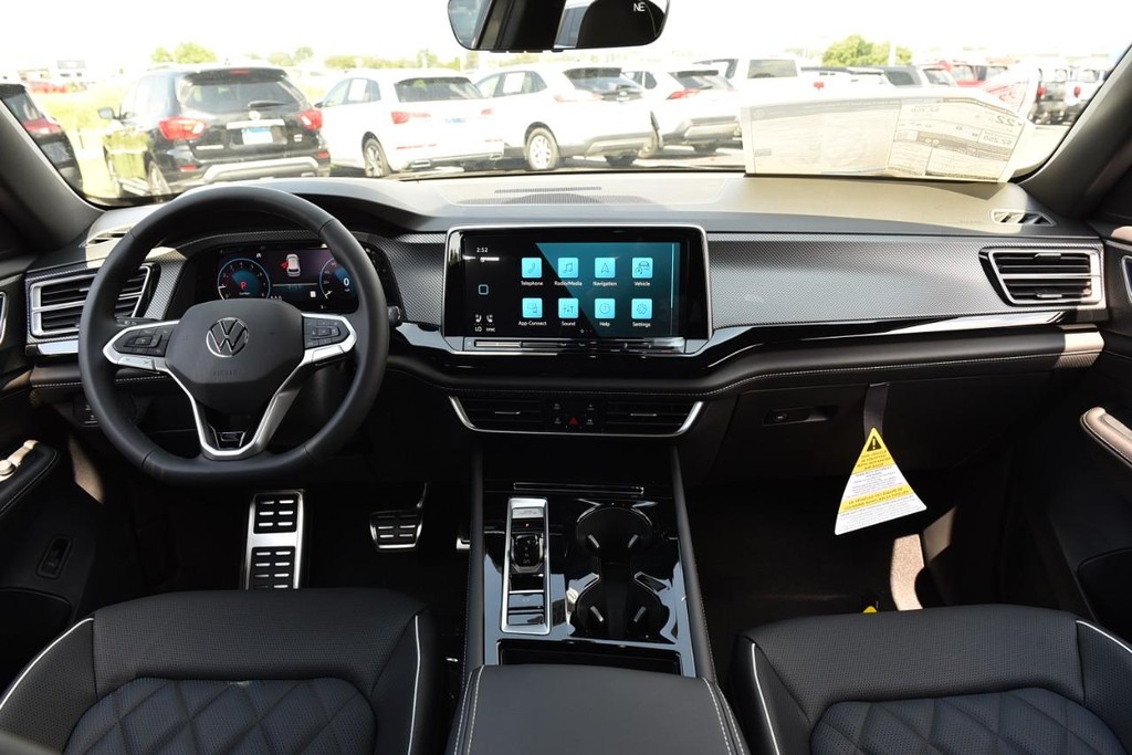 Volkswagen Atlas Cross Sport Vehicle Full-screen Gallery Image 7