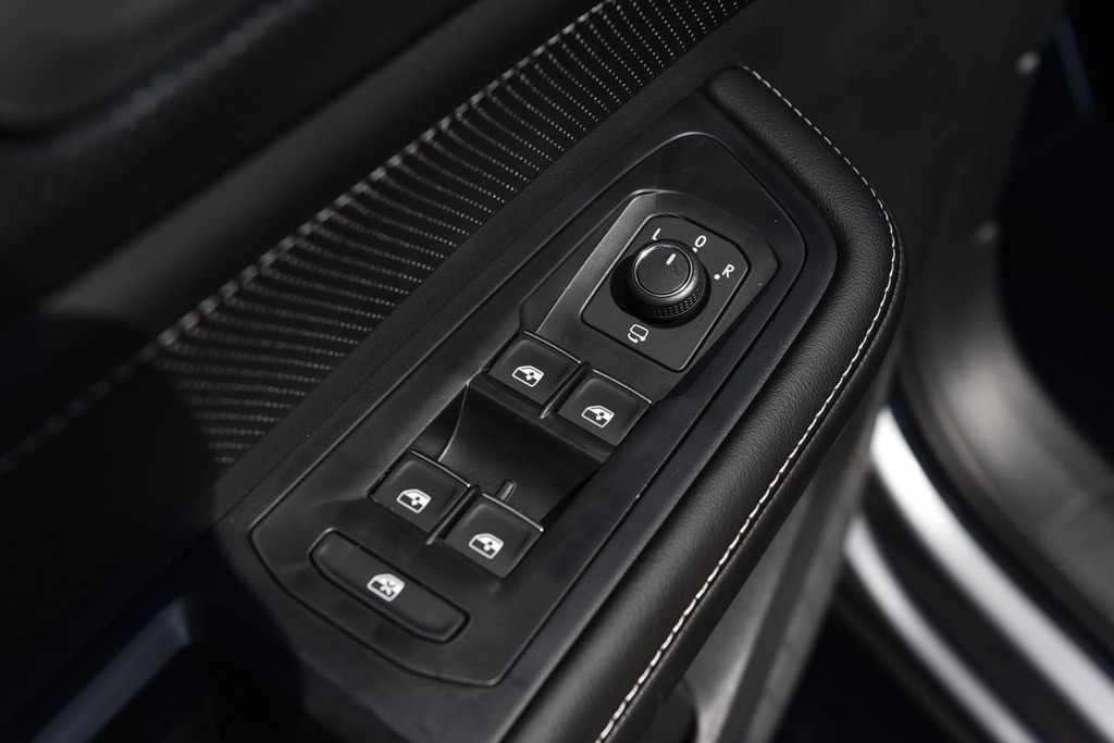 Volkswagen Atlas Cross Sport Vehicle Full-screen Gallery Image 8