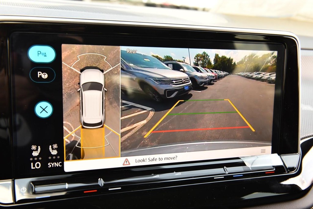 Volkswagen Atlas Cross Sport Vehicle Full-screen Gallery Image 13