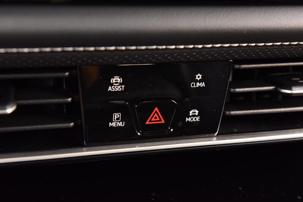 Volkswagen Atlas Cross Sport Vehicle Full-screen Gallery Image 15