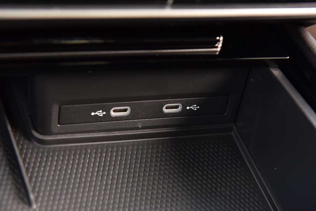 Volkswagen Atlas Cross Sport Vehicle Full-screen Gallery Image 16