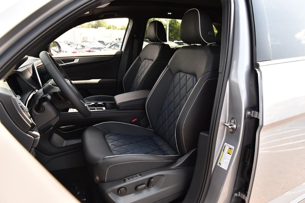 Volkswagen Atlas Cross Sport Vehicle Full-screen Gallery Image 19
