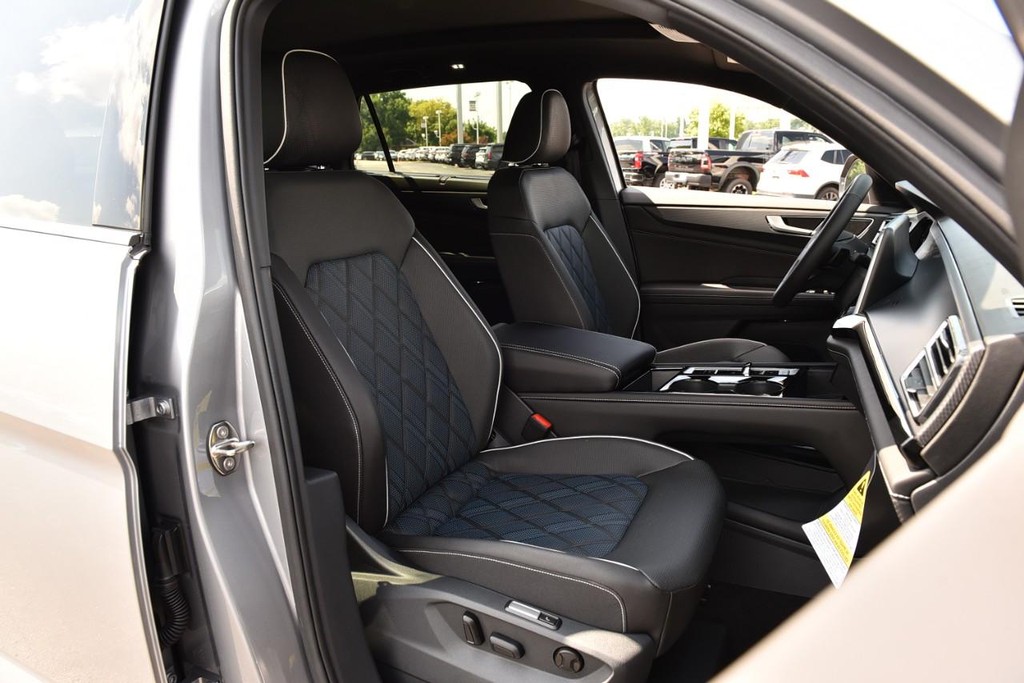 Volkswagen Atlas Cross Sport Vehicle Full-screen Gallery Image 20