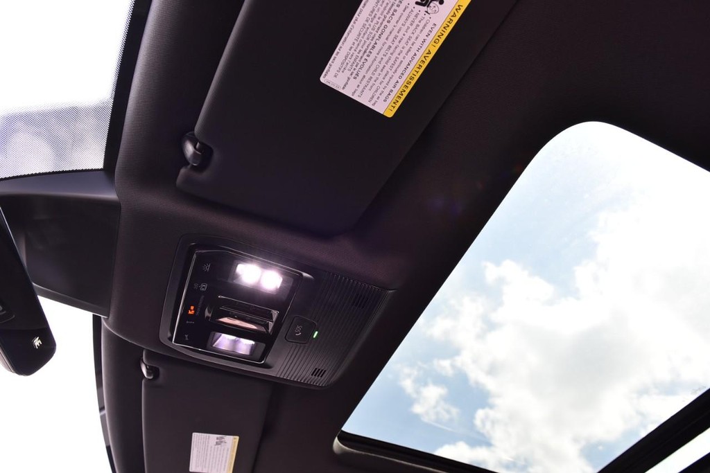 Volkswagen Atlas Cross Sport Vehicle Full-screen Gallery Image 21