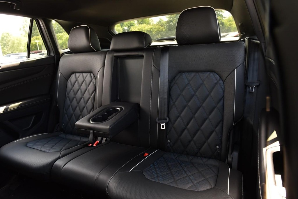 Volkswagen Atlas Cross Sport Vehicle Full-screen Gallery Image 22