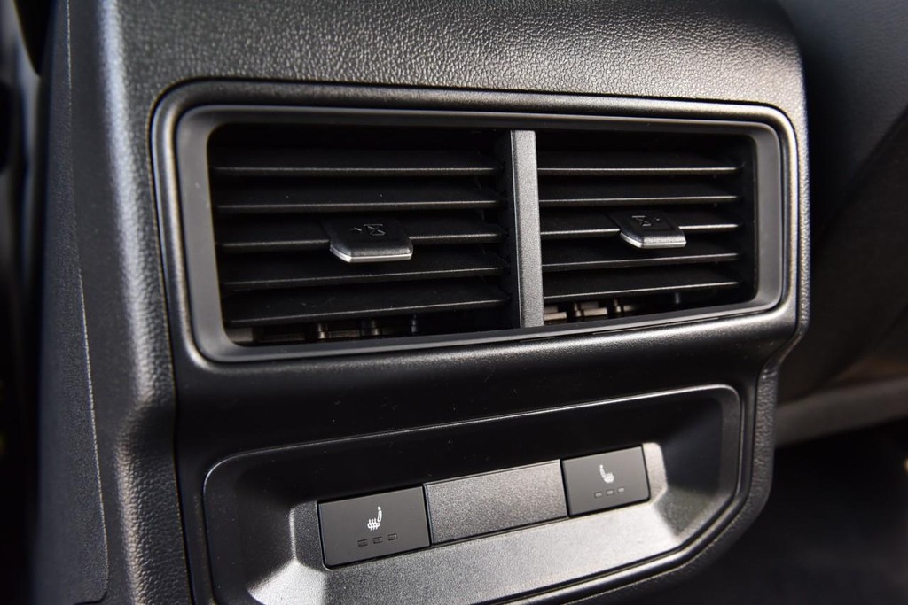 Volkswagen Atlas Cross Sport Vehicle Full-screen Gallery Image 23
