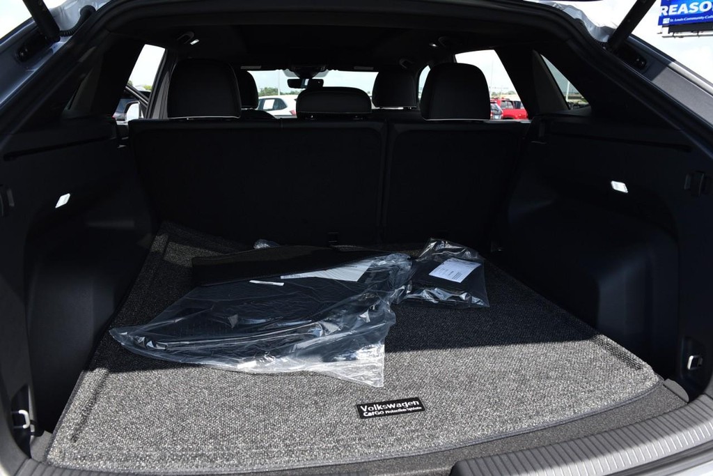 Volkswagen Atlas Cross Sport Vehicle Full-screen Gallery Image 25