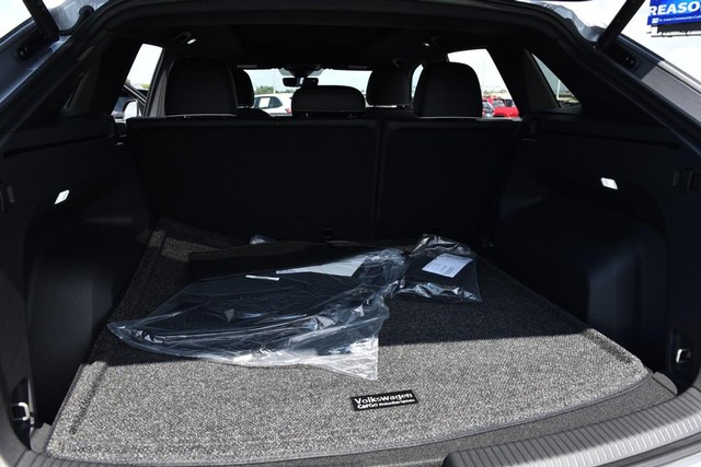 Volkswagen Atlas Cross Sport Vehicle Image 25