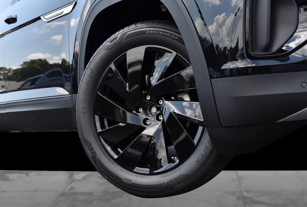 Volkswagen Atlas Cross Sport Vehicle Full-screen Gallery Image 3