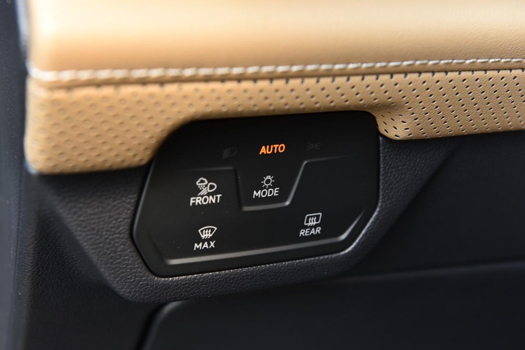 Volkswagen Atlas Cross Sport Vehicle Full-screen Gallery Image 11