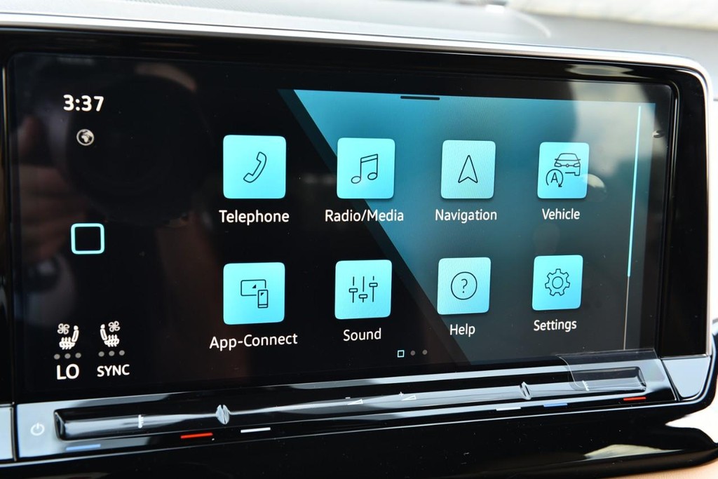 Volkswagen Atlas Cross Sport Vehicle Full-screen Gallery Image 14