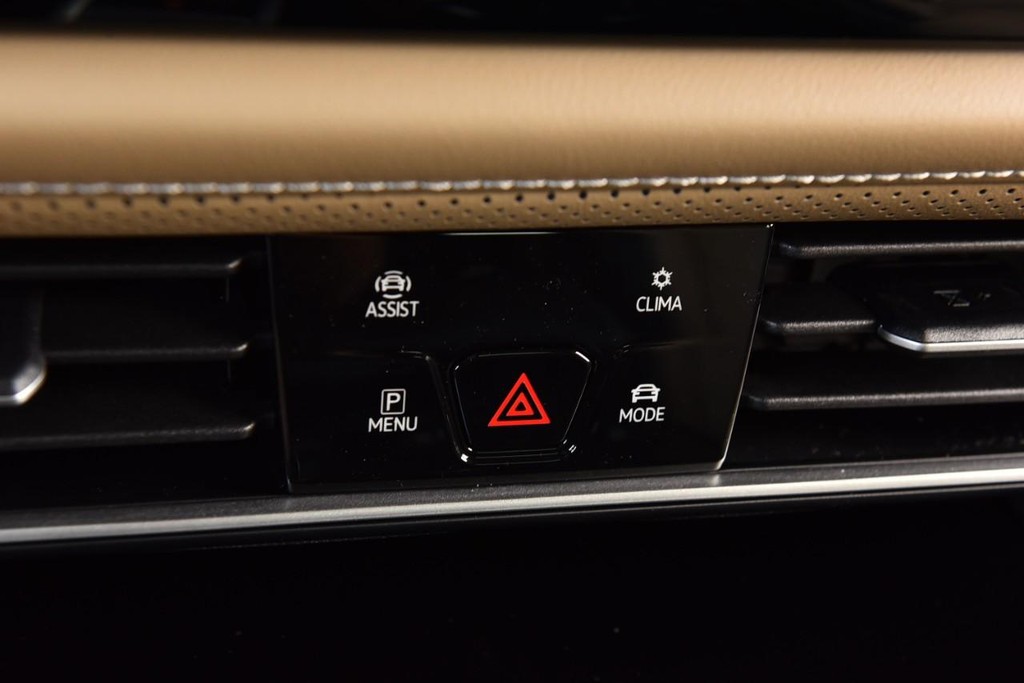 Volkswagen Atlas Cross Sport Vehicle Full-screen Gallery Image 15