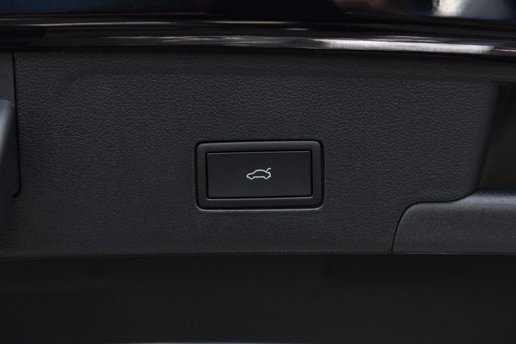 Volkswagen Atlas Cross Sport Vehicle Full-screen Gallery Image 26